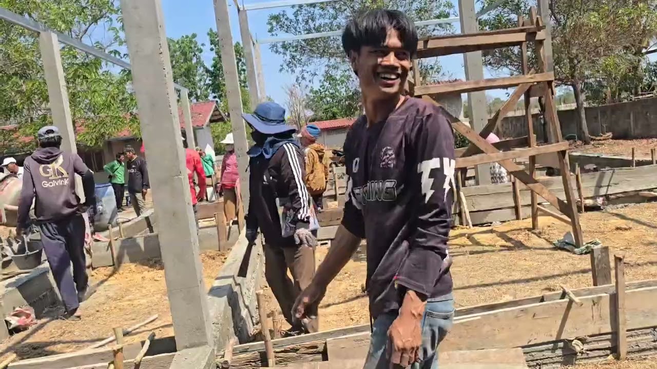 ชาวบ้านช่วยกันสร้างโรงเรียนเพือไห้ลูกหลานได้เรียน