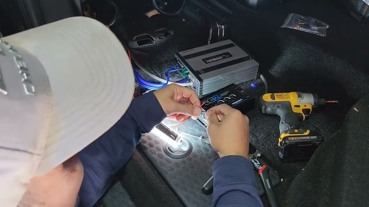 Установка сабвуфера Ram 1500 13–18 LOC Audio Control LC2i