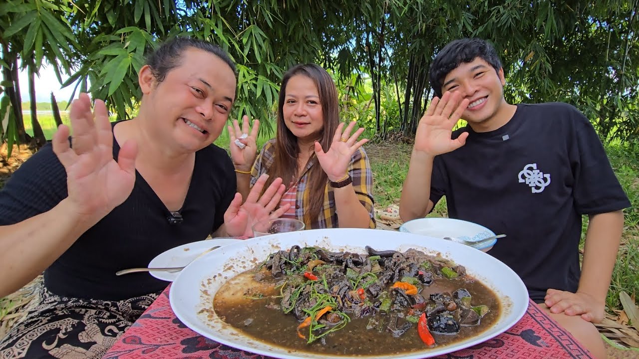 แกงเห็ดป่าเป็นกิโล ใส่น้ำปลาร้าหอมๆ อร่อยแน่นอน เห็ดอะไรมีใครรู้จักบ้าง?