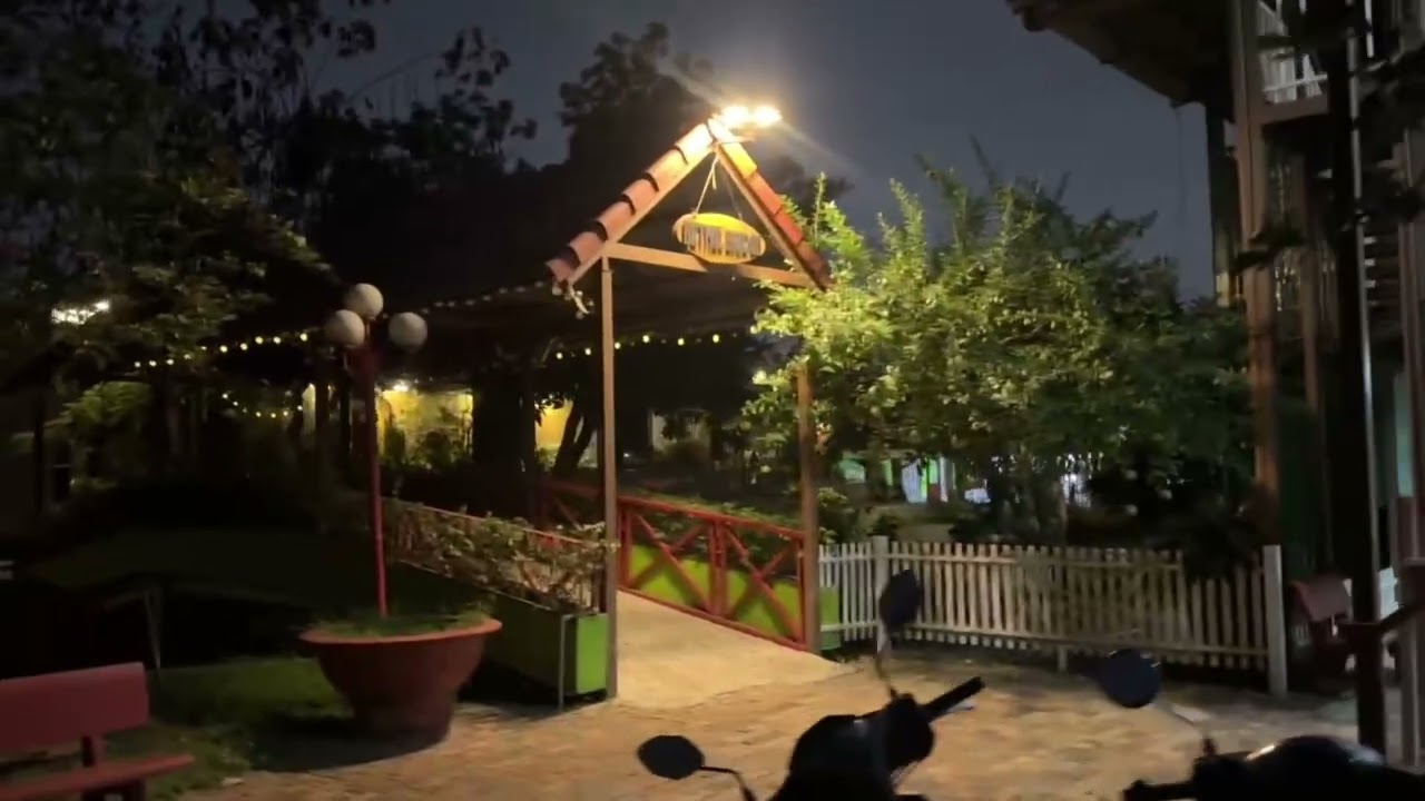 @ Khu vườn nghỉ mát riêng của gia đình thiết kế đẹp và bố trí đèn lung linh huyền ảo vào buổi tối.