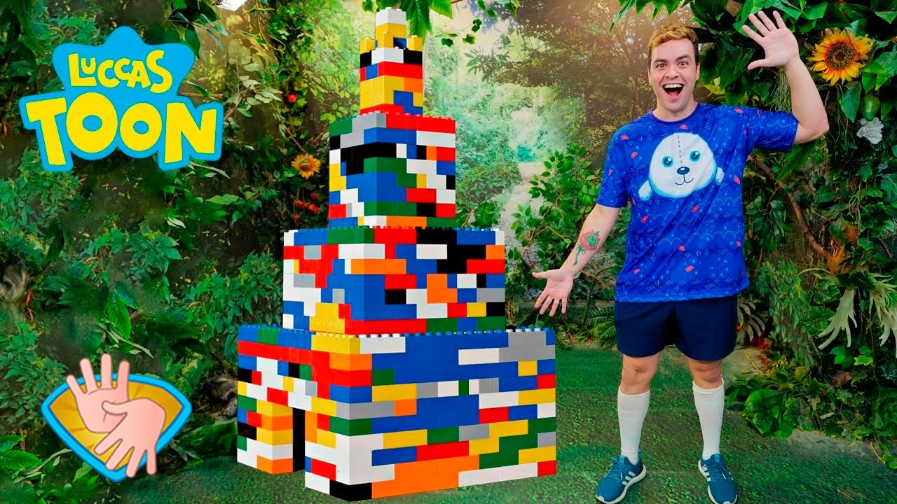 LUCCAS NETO BRINCA COM BLOCOS DE BRINQUEDO COLORIDOS E CONSTRÓI UMA CASA GIGANTE DE MONTAR👋🏻LIBRAS👋🏾