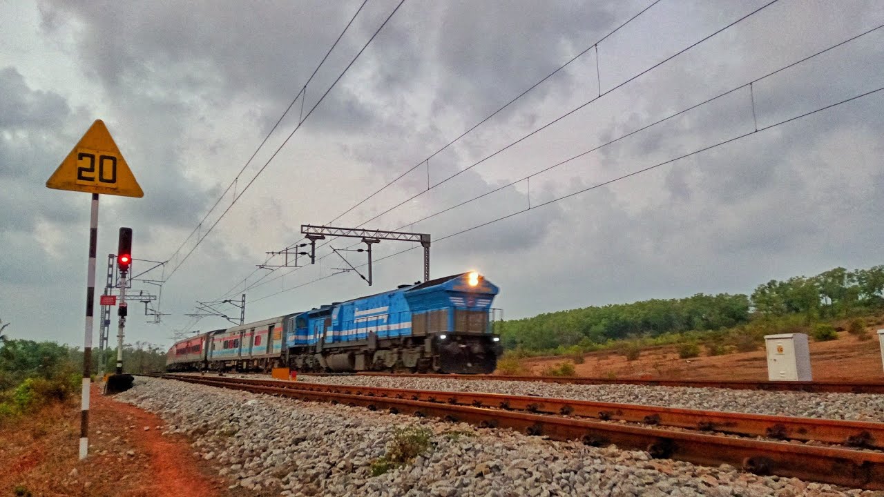 (2021) KJM Bleed Blue WDP4 arrives Kumta powering 06586 Karwar - KSR Bengaluru Special
