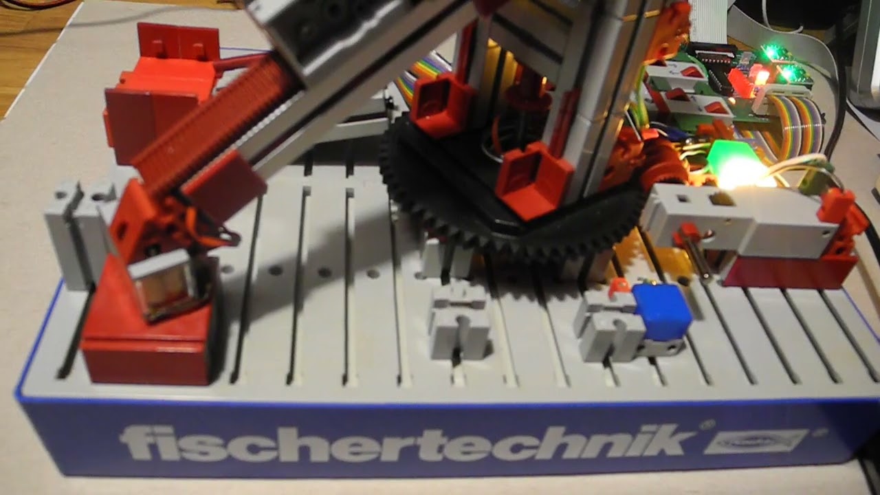 Fischertechnik Teach Roboter, gesteuert über einen Competion Pro Joystick
