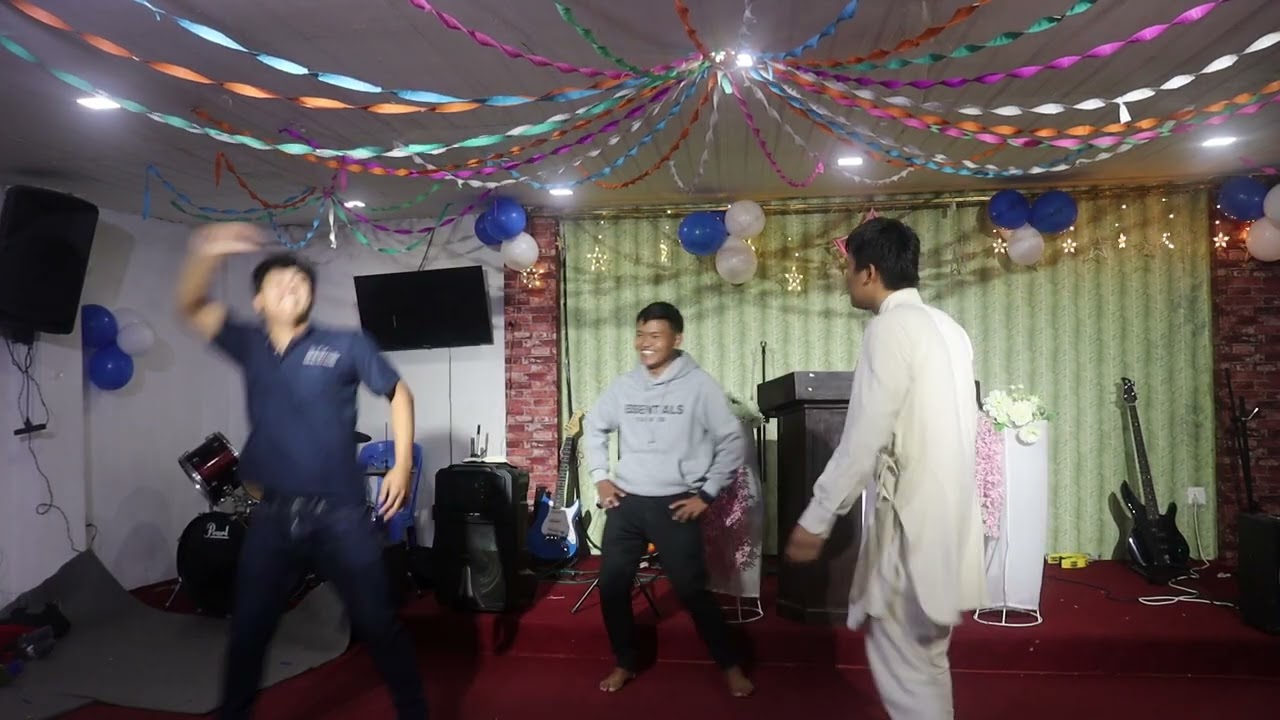 बगैचामा फुलहरु मुस्कुराउदै फुले  Boy  Christmas Dance 😇😇🛐✝️