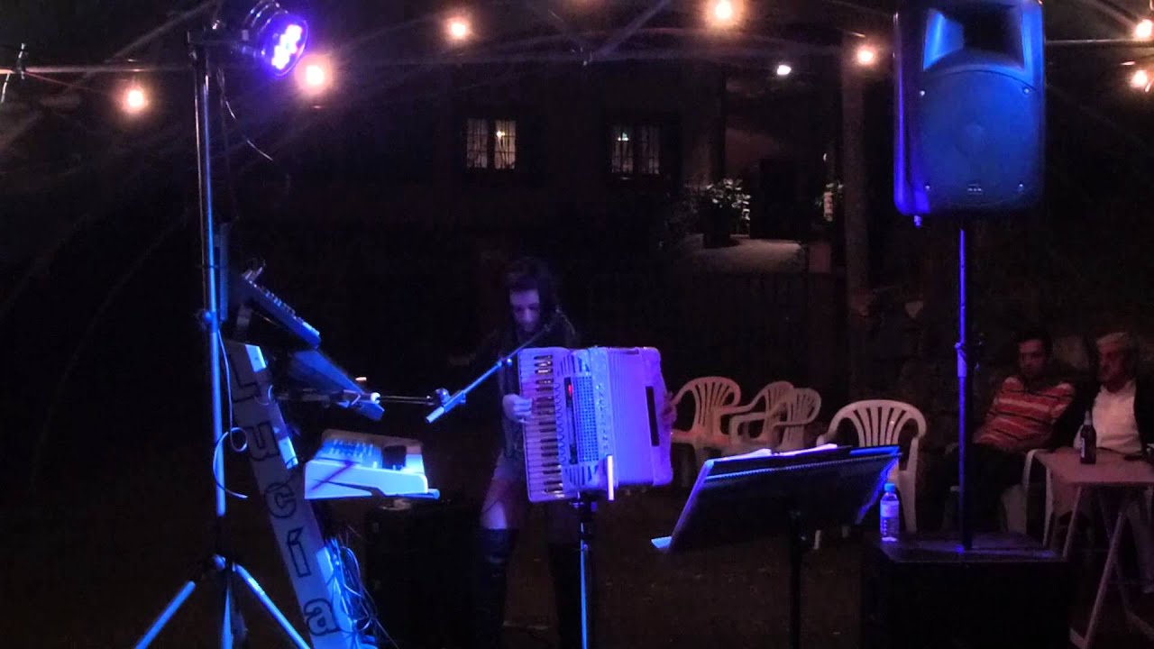LUCIA Y SU ACORDEON EN LAS FIESTAS DE TOLINAS