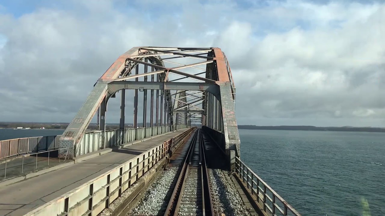 Med tog MF 5055 over den gamle Storstrømsbro