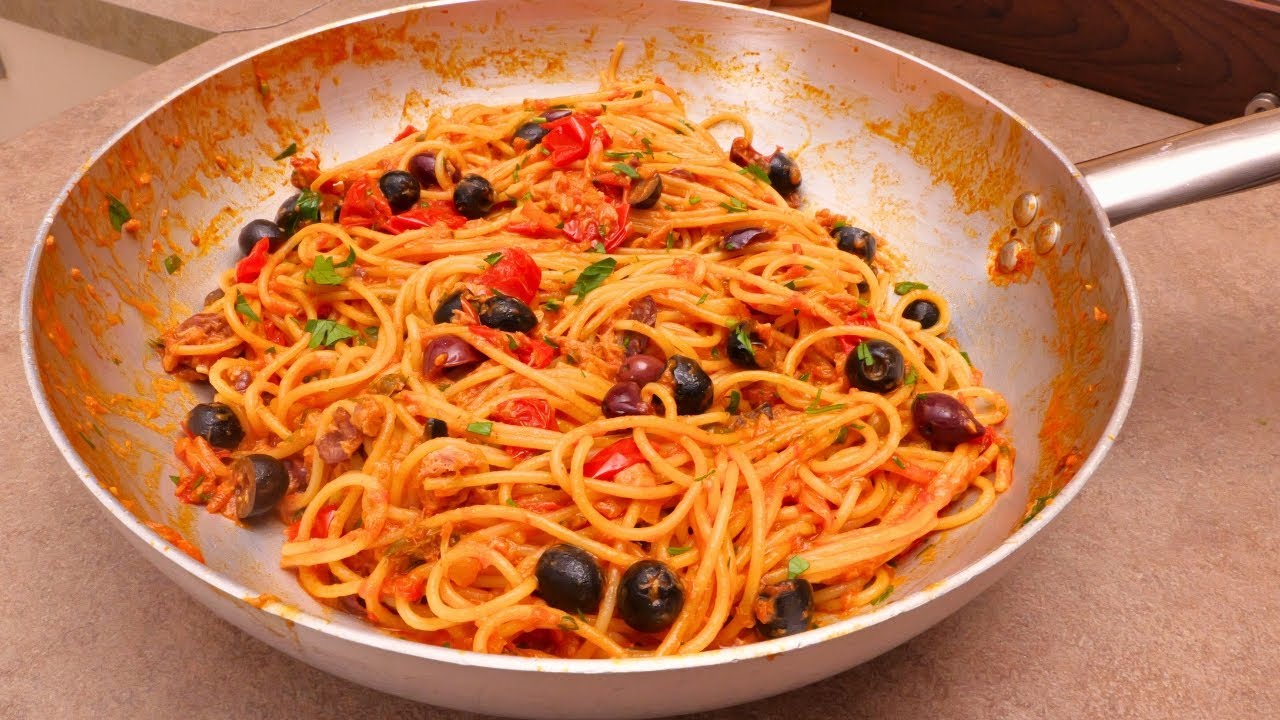 SPAGHETTI AL TONNO CON OLIVE E POMODORINI