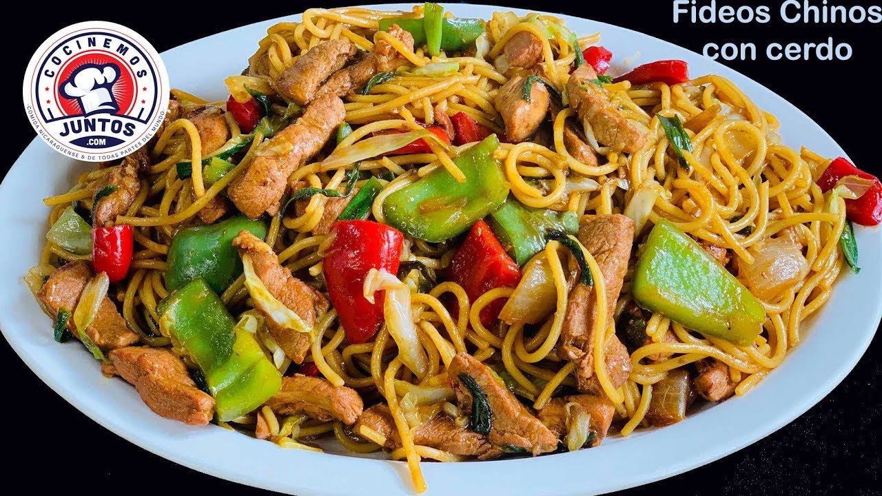 Fideos chinos con cerdo y vegetales. Comida China
