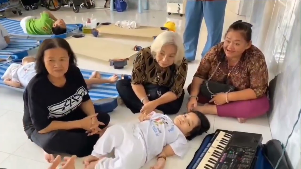 ĐẾN THĂM TRẺ BẠI NÃO, NGƯỜI GIÀ NEO ĐƠN