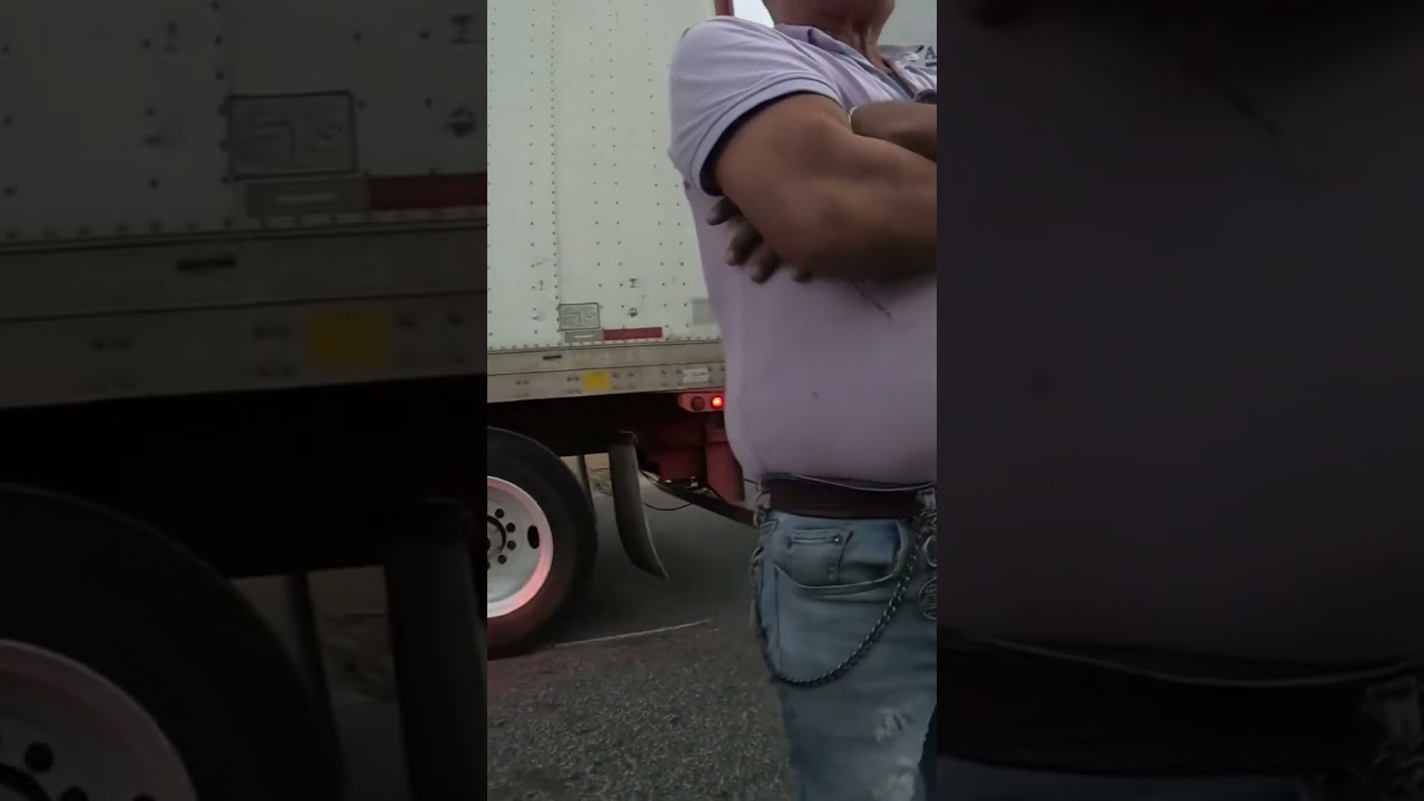 Trailero encara a motociclista