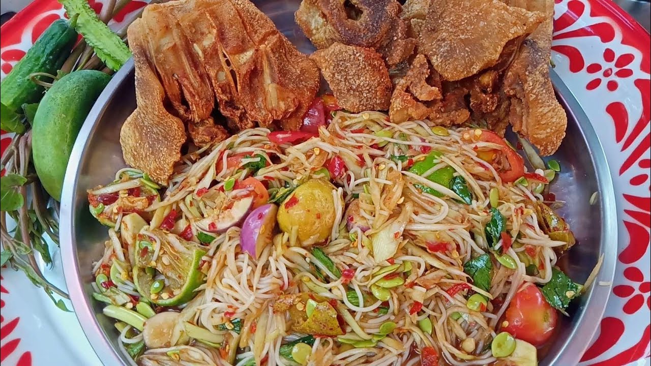 ตำบักหุ่งแซ่บๆแก้มหูหมูทอดกรอบ
