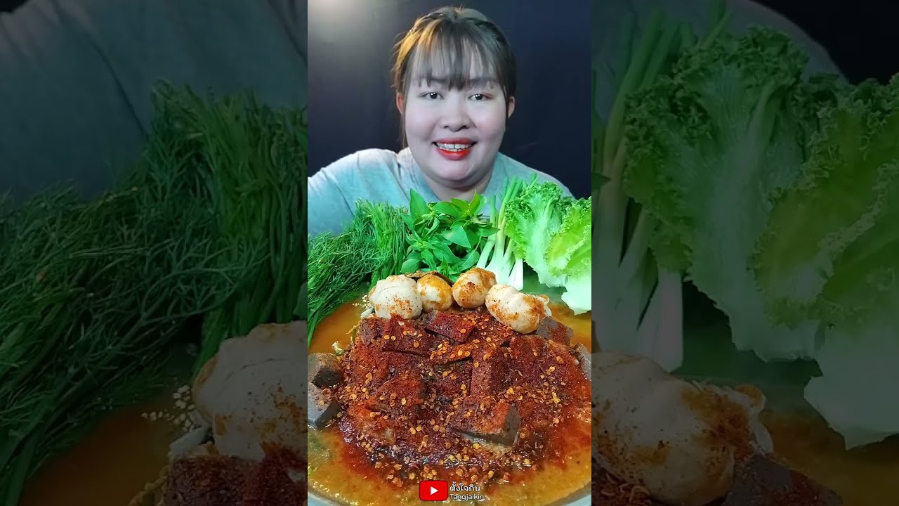 ขนมจีนน้ำยาป่า ลูกชิ้นปลาบุ๋ม ใส่เลือดไก่เยอะๆ กินกับใบแมงลักหอมๆเข้ากันสุดๆ @ตั้งใจกิน