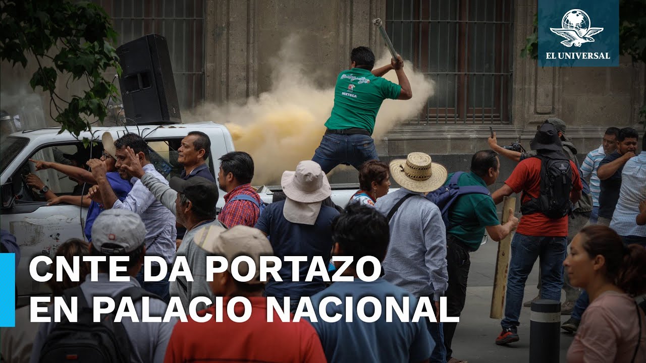 CNTE rompe vidrios de puerta de Palacio Nacional tras la reunión con AMLO