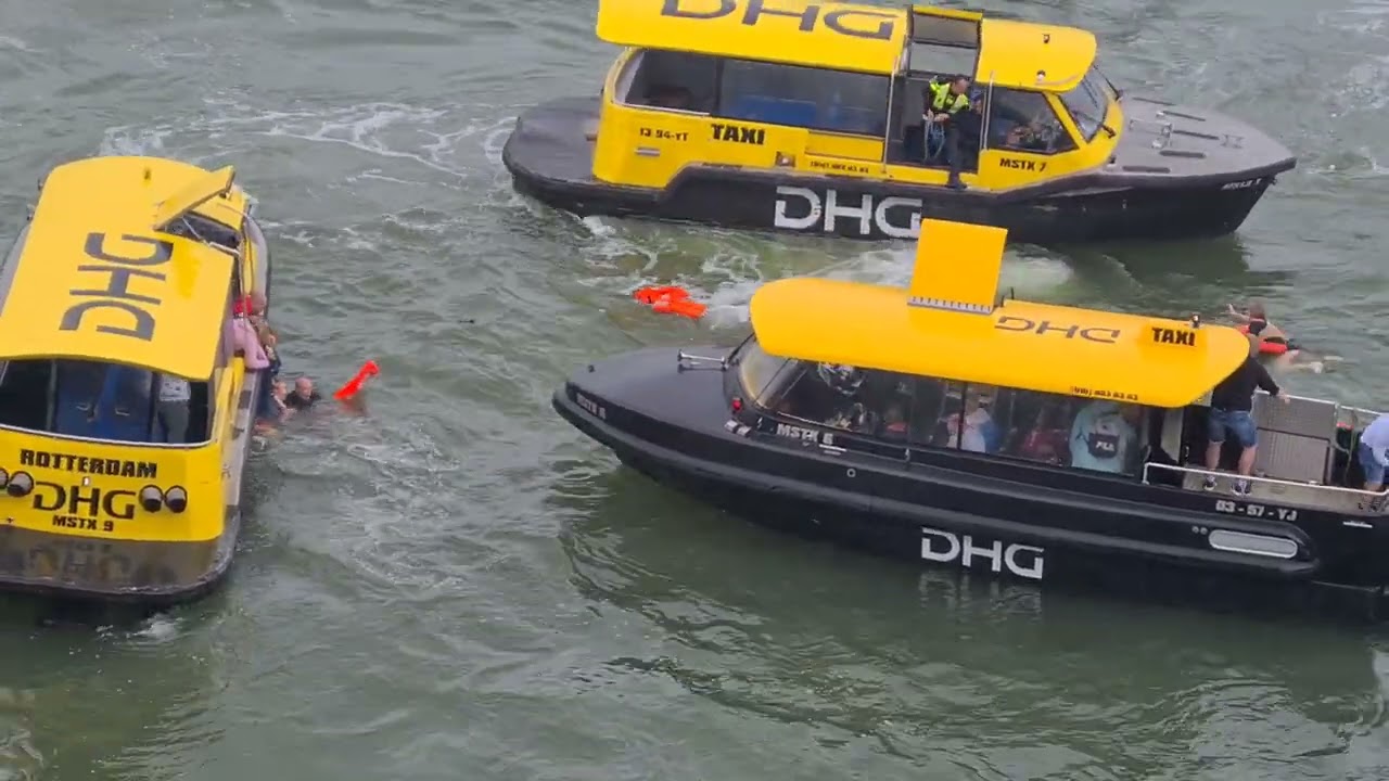 spectaculaire reddingsactie Spido en watertaxi botsen