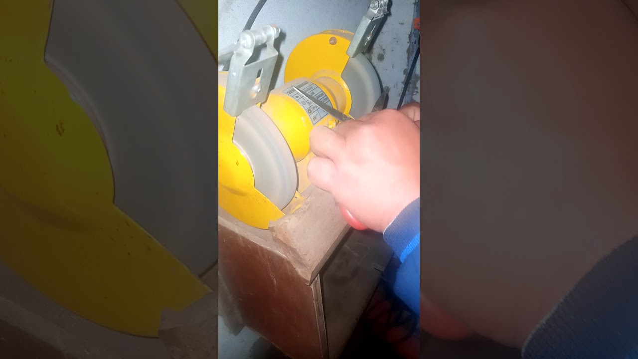 سن المقصّ  علي الحجر الكهرباء Spread the scissors on the stone