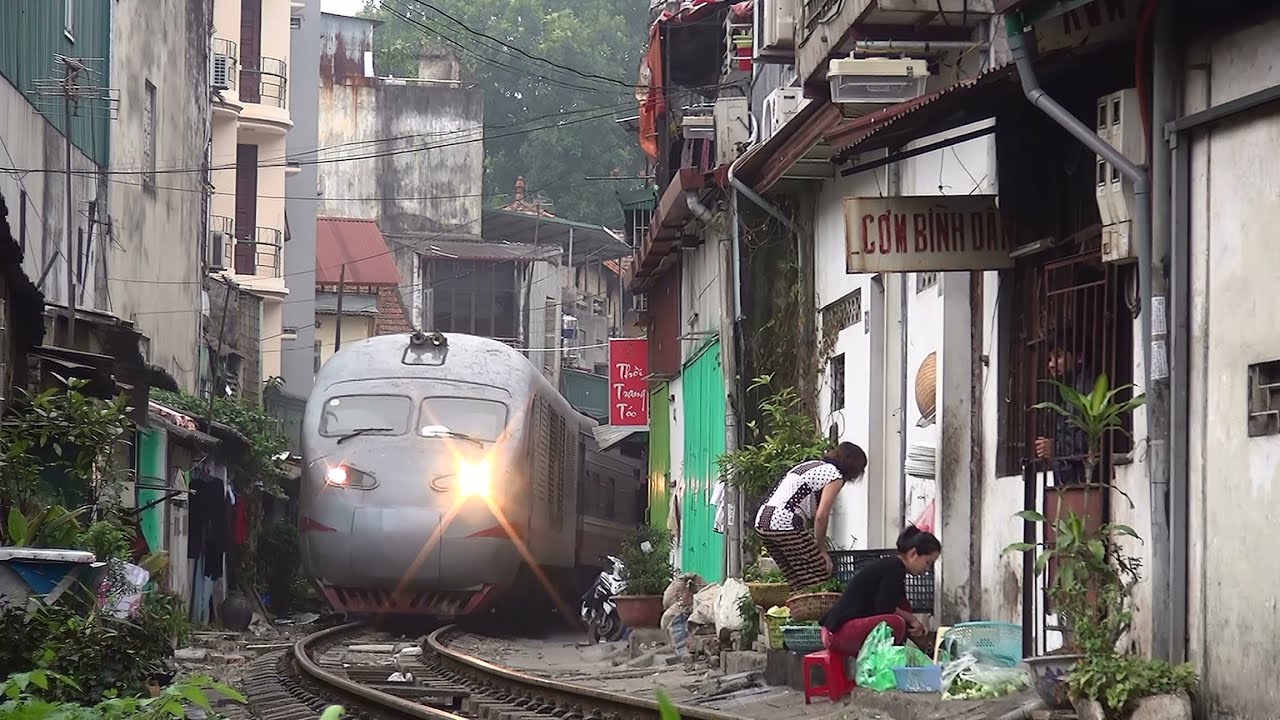 ベトナム国鉄D8E牽引列車　Hà Nội～Long Biên間走行
