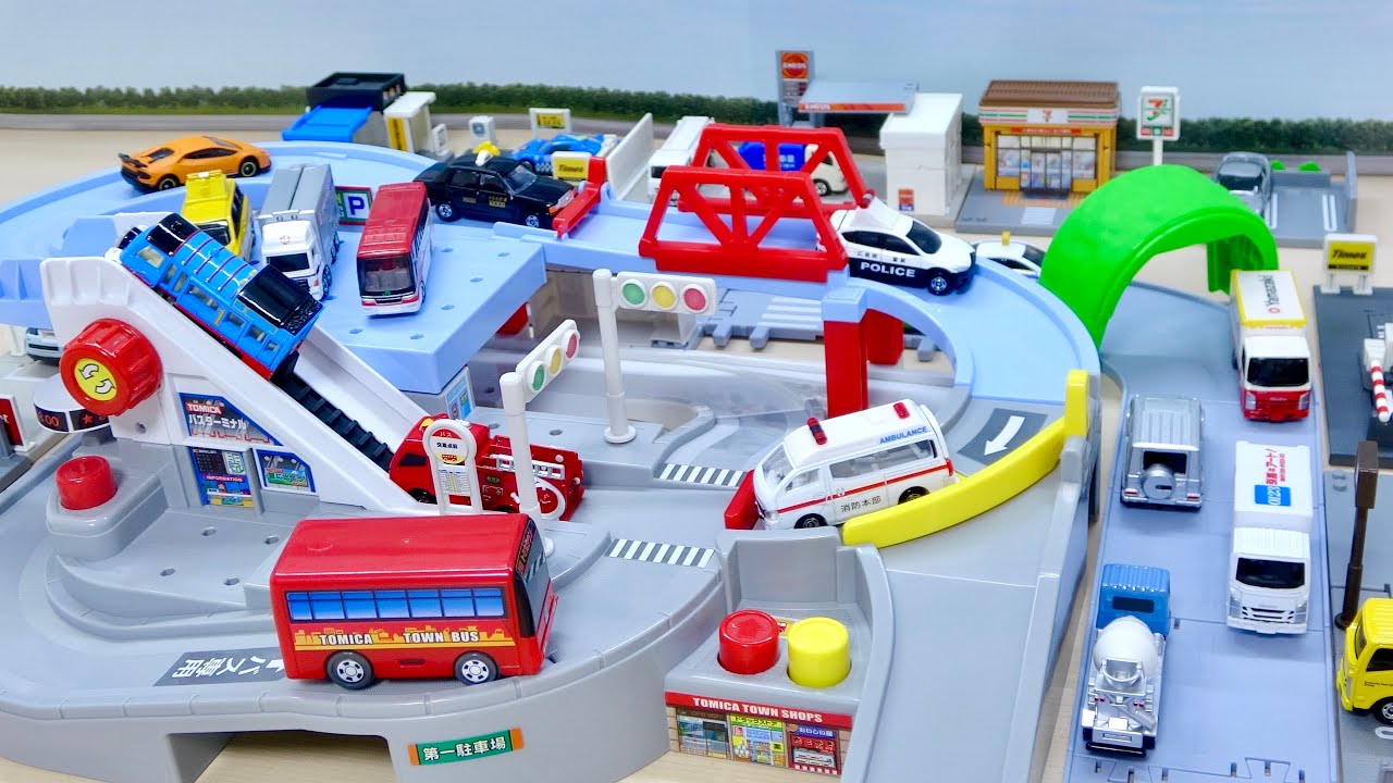 トミカぐるぐるバスタウンをミニカーが走行!