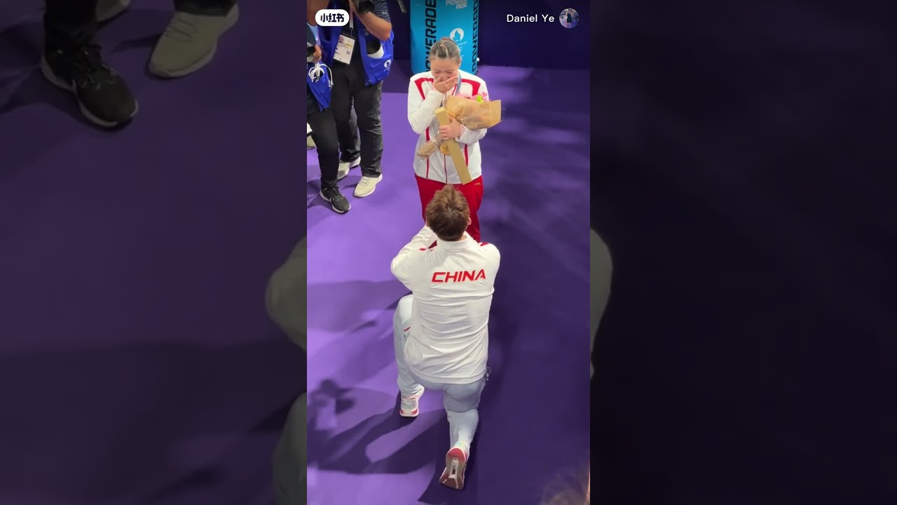 黄雅琼夺得奥运冠军后被当众求婚！Huang Yaqiong proposed by her boyfriend in public after winning the Olympic title！