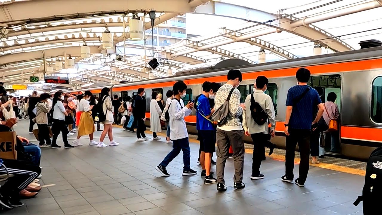 ゴールデンウィークの越谷レイクタウン駅構内の混雑！　GWラッシュ