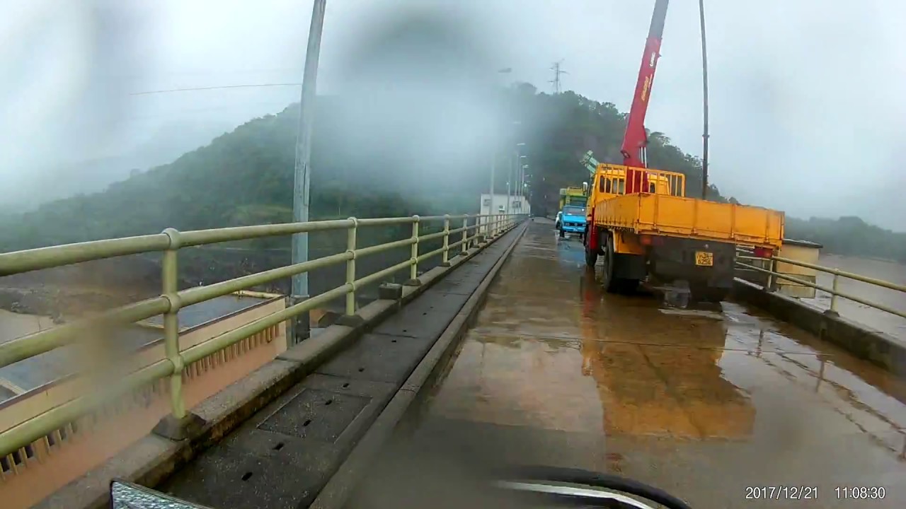 Crossing Mahaweli River on Rantambe Dam from B474 to B492-20171221