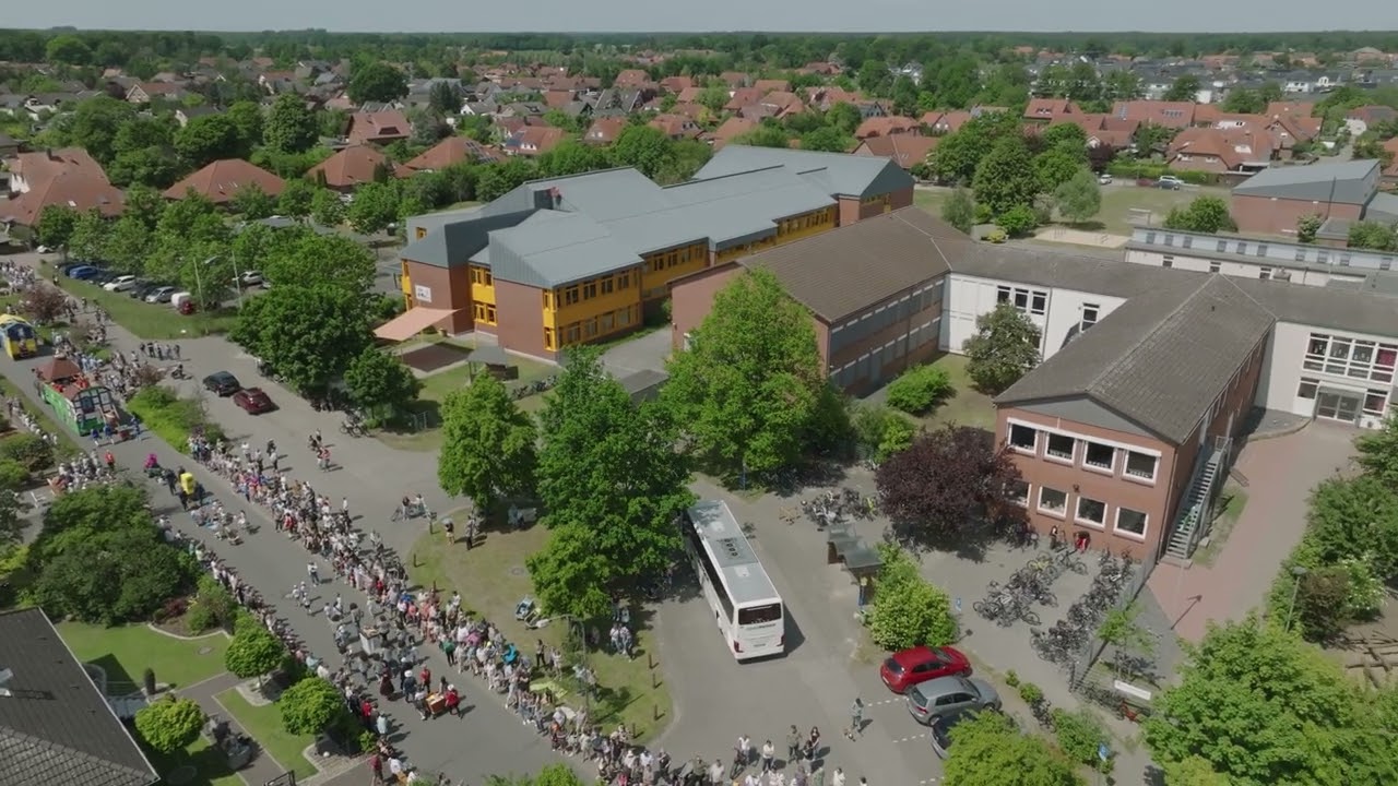 Schützenfest in Eicklingen 2023 - Festumzug - Start am Bannkamp von Oben