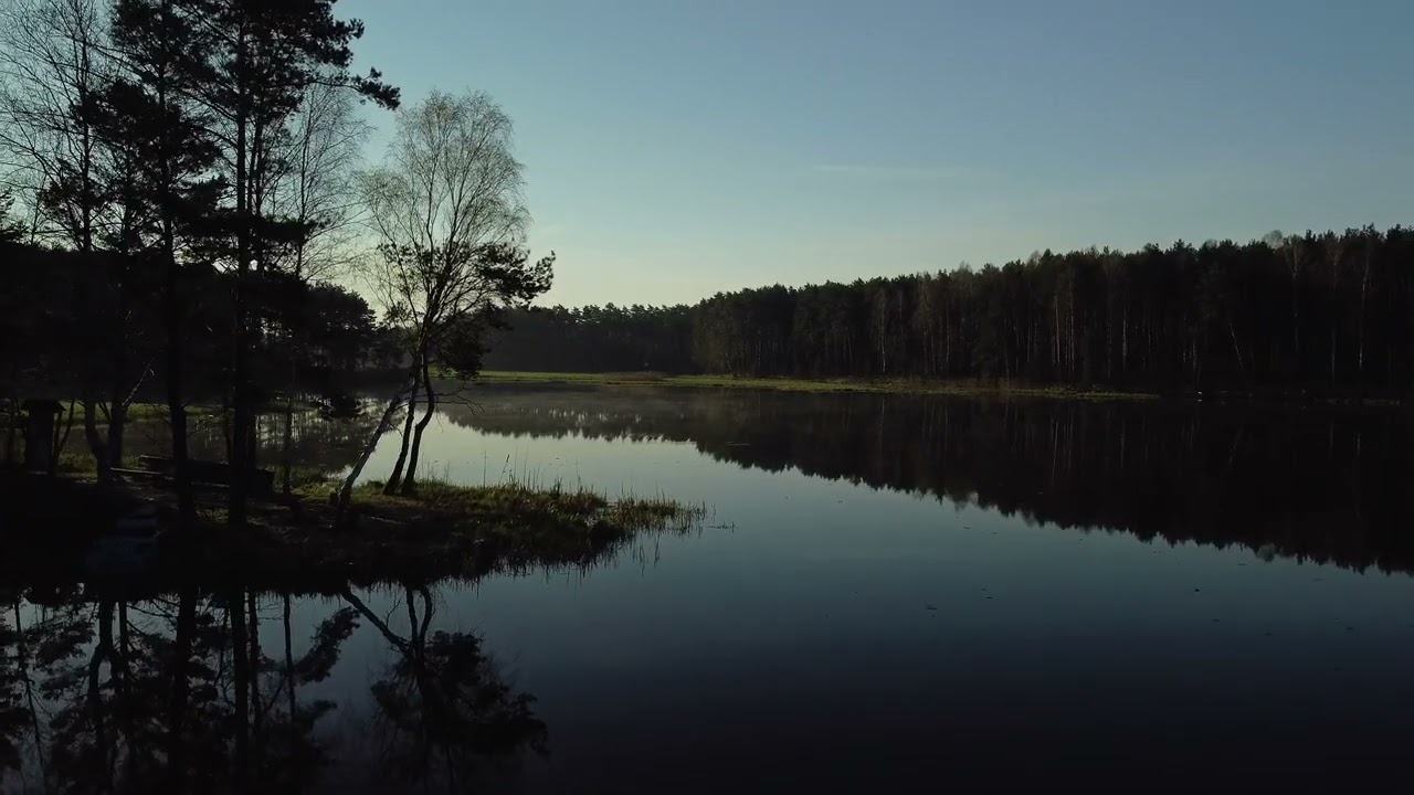 Wiosenny poranek nad zbiornikiem wodnym w Zielonej.