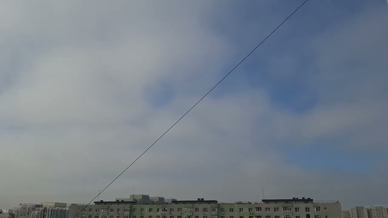 Nori stratus și soare în după-amiaza zilei de 1 martie 