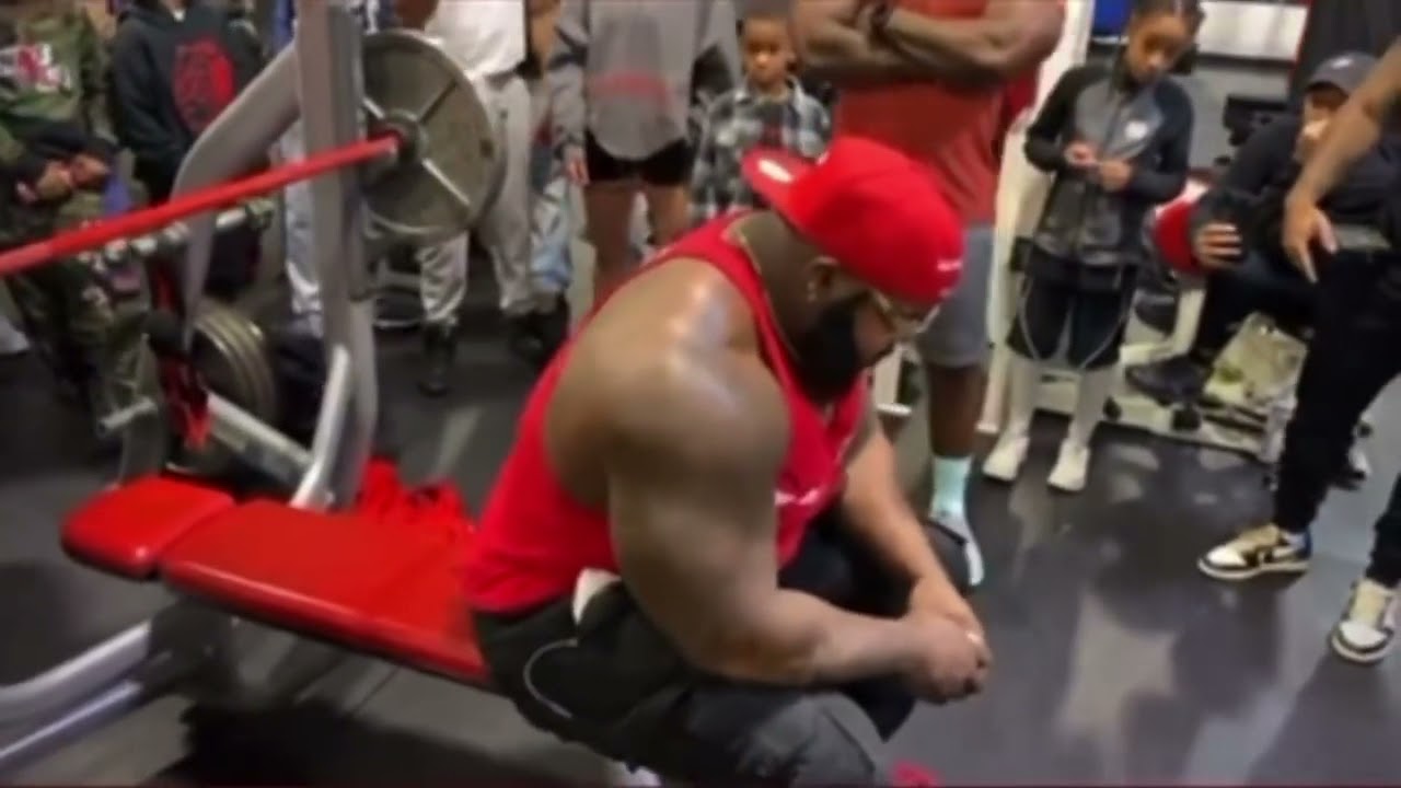 Keven “Da Hulk” Washington Smashing 225LBs for 75reps on Bench Press 🦾🦾