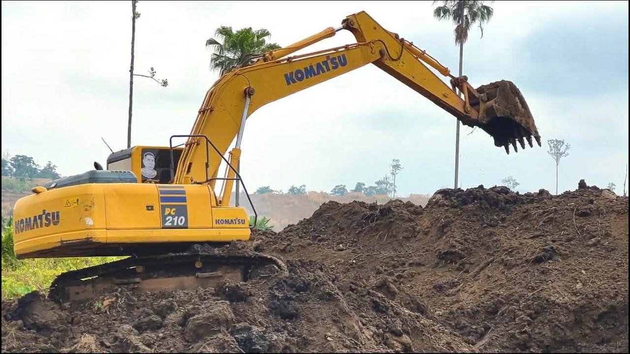 Excavator Komatsu PC210 is old but strong in digging  #komatsuexcavator