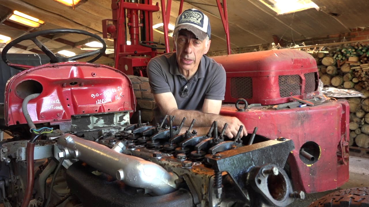 Adjusting the valve clearance of a four cylinder MF35