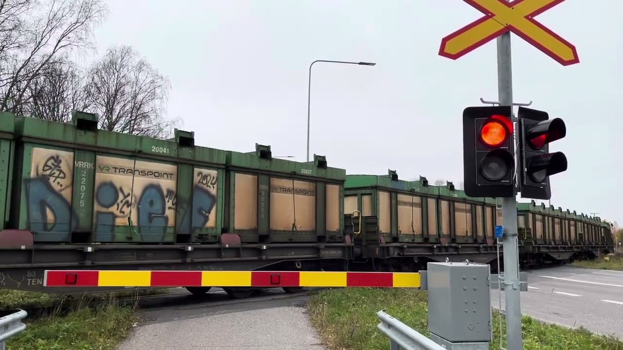 Tavarajuna tulossa Ajoksen satamasta kuvaus paikka eteläntien tasoristeys Kemissä