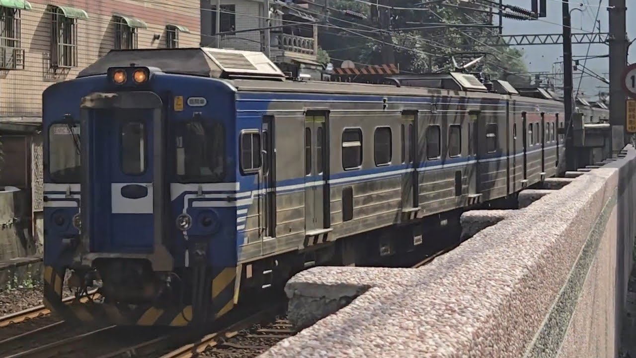 472次員林發車開往台東的EMU3000型十二輛編組EMU3039皮蛋豆腐騰雲號藍色帶新城際自強號列車，和4127次蘇澳發車經由宜蘭線開往瑞芳的EMU500型八輛二編組EMU511+EMU502區間車