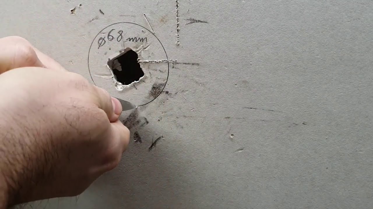Executam gaură în rigips pentru priză