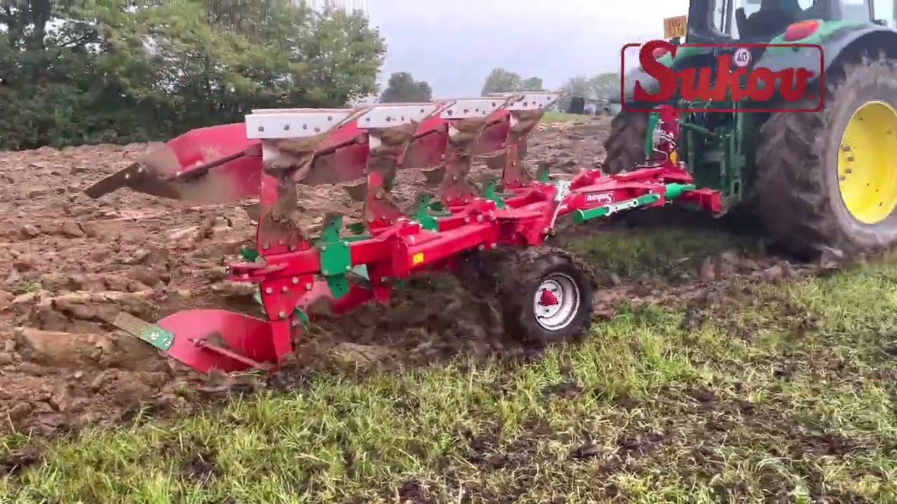 John Deere 6150M mit SUKOV Downhil 850 Spring 4-Schar Volldrehpflug