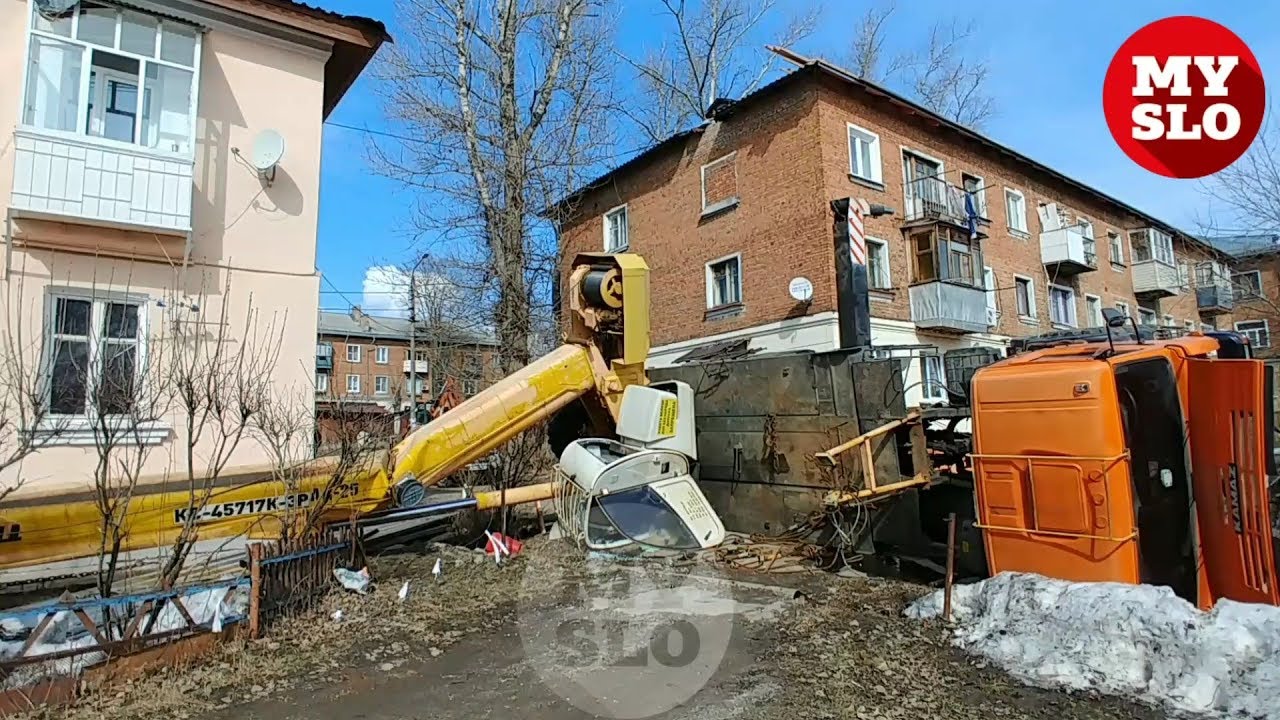 В Туле автокран рухнул в метре от жилого дома