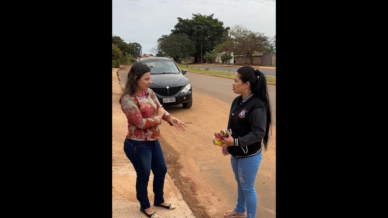 Ela foi humilhada na frente da sua própria empresa por uma estagiária que a confundiu com coletora!!