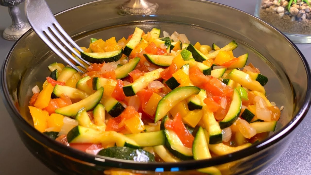Невероятно вкусно! Этот рецепт тёплого овощного салата из цуккини просто великолепен!