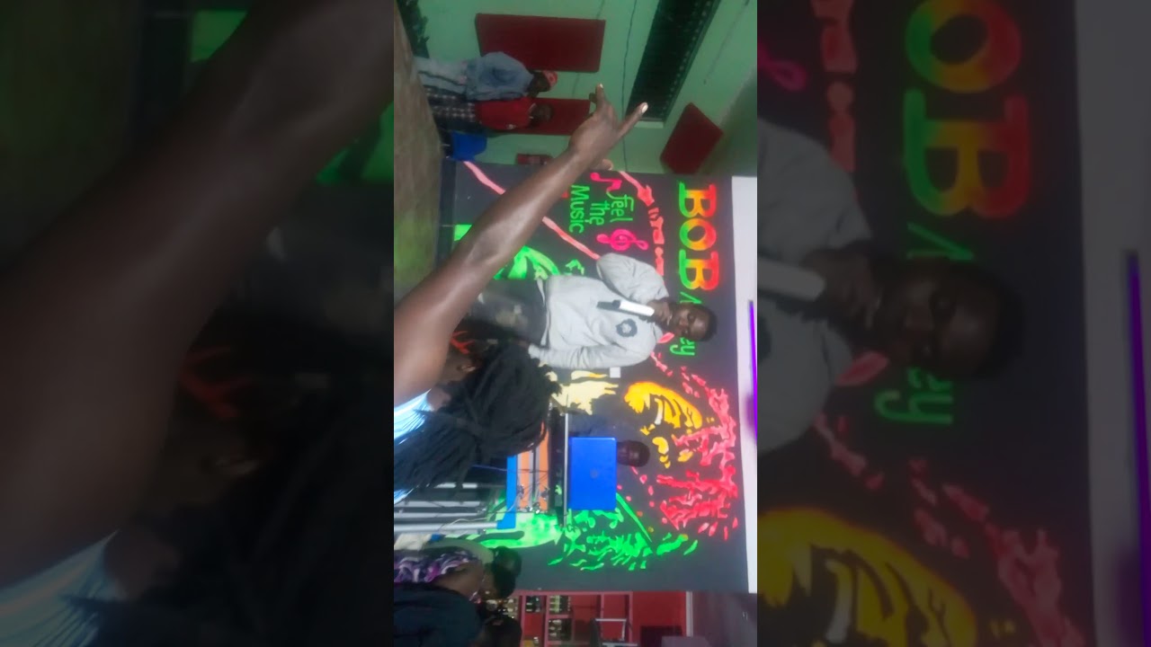 Tazama performance ya Issa kizz akiimba wahali live (LAGOS NIGHT CLUB