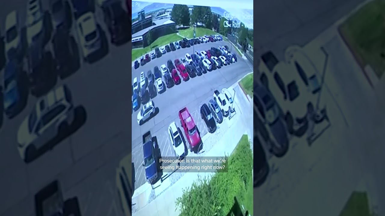 Прокуроры утверждают, что на видео подозреваемый занимает снайперскую позицию во время стрельбы в...
