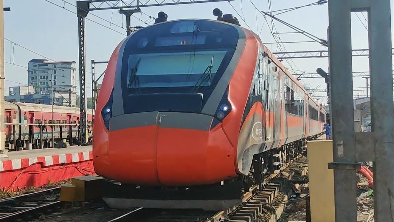 22225 MUMBAI CSMT - SOLAPUR SAFFRON VANDE BHARAT EXPRESS DEPARTING FROM MUMBAI CSMT | INDIAN RAILWAY