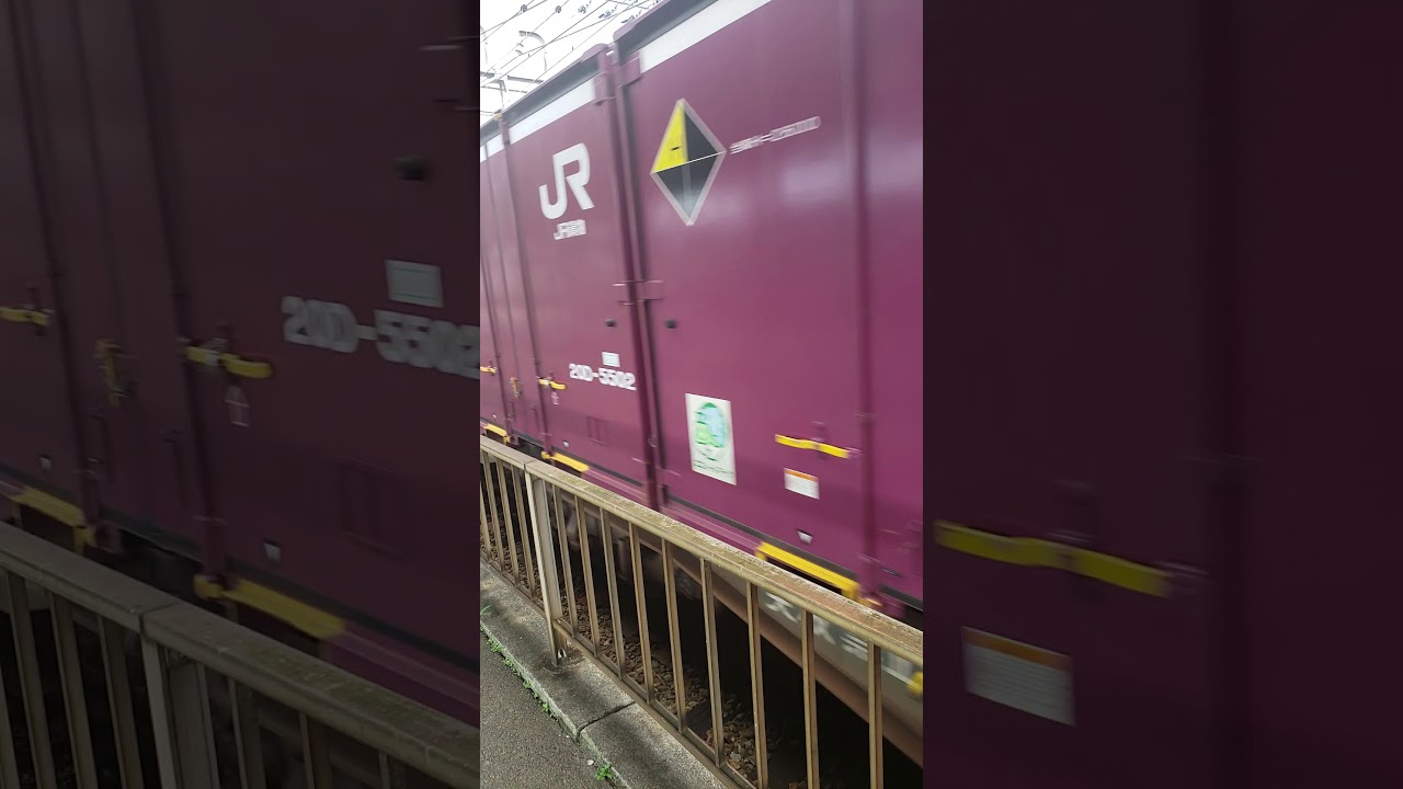 コキ200系付き貨物列車。