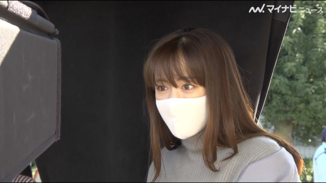 綾瀬はるか、マスク姿でも滲み出る美しさ…落ち葉舞う階段を駆け降りる「からだ巡茶 モイスティア」新TVCM『冬の乾燥』篇