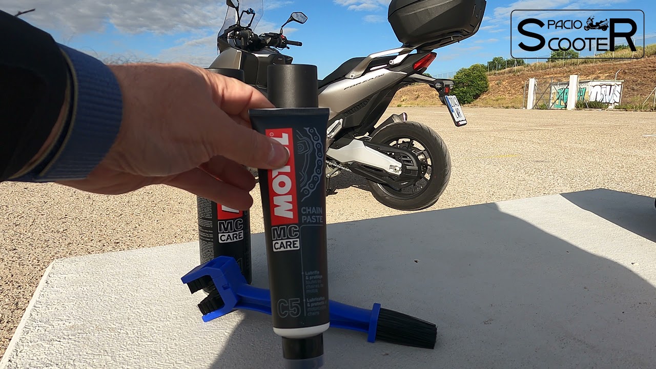 HONDA FORZA 750 Limpieza de moto y engrase de cadena