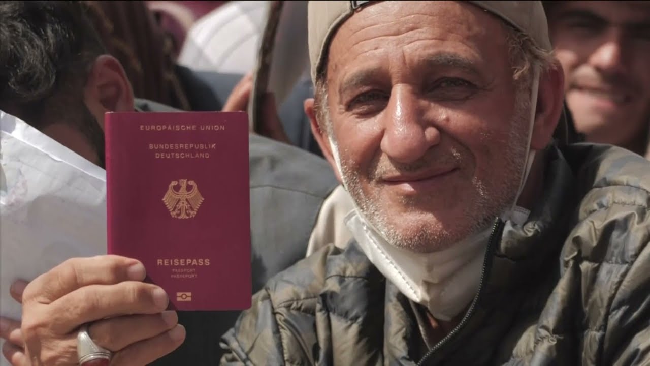 Afghanistan: UK troops help crowds at Kabul airport