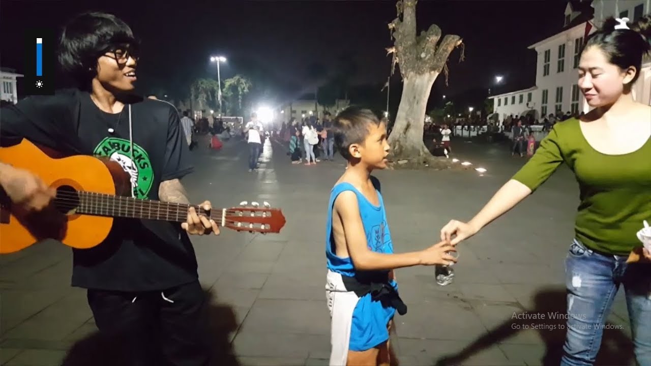 Pengamen Cilik Suara Emas Kota Tua Disawer Cewek Cantik