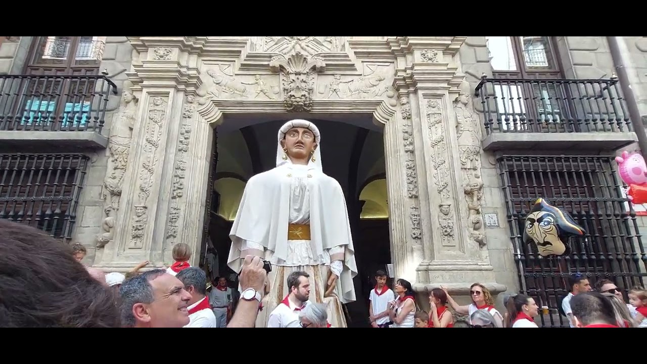 Gigantes de Pamplona el 11 de Julio. San Fermín. Iruñeko erraldoiak kalejira eta dantzak.