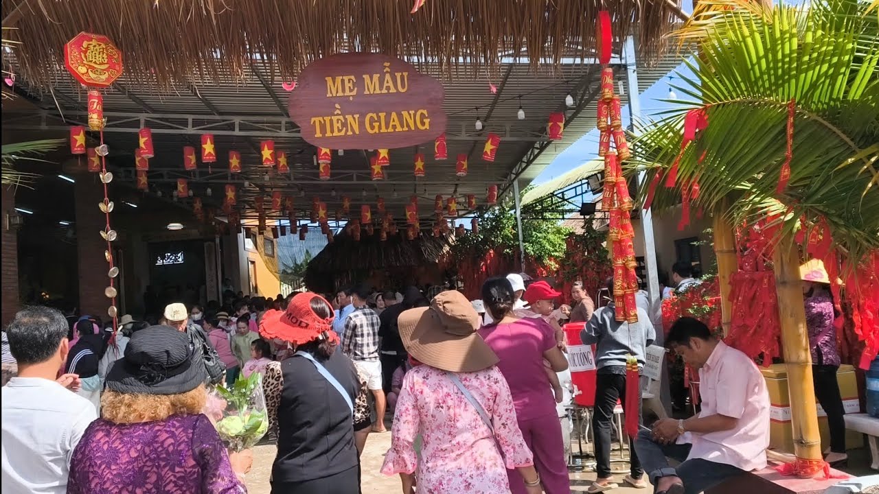 Mẹ mẫu tiền Giang thất thủ biển người,đãi ăn miễn phí hàng nghìn cái bánh xèo#du lịch #cuocsong 