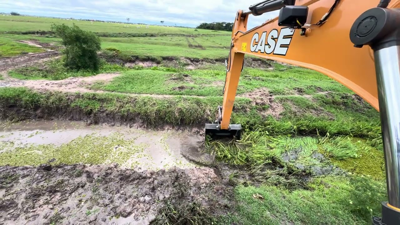 LIMPANDO VALETA ATÉ A ÁGUA CHEGAR NO ARROZ 🌾 Escavadeira hidráulica
