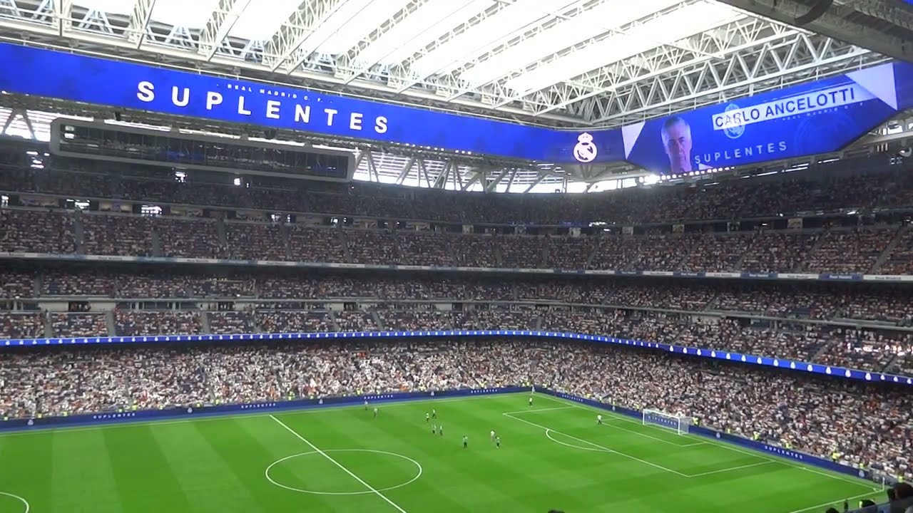 Real Madrid - Valladolid: recibimiento a Mbappé (temporada 2024-25)