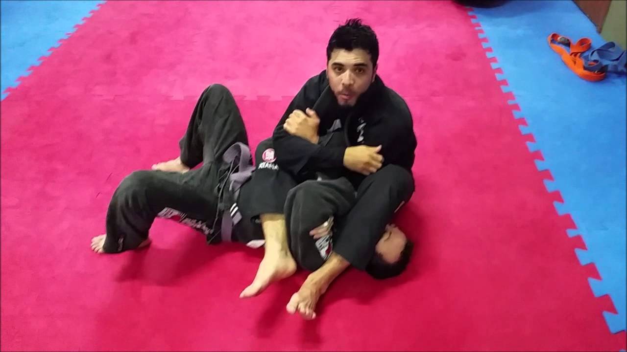 Jiu Jitsu - 557/QG - Triângulo Invertido partindo do Armlock by André Machado